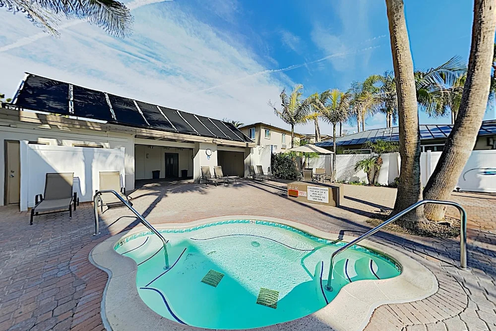 New Listing! Oceanfront Pacific Beach 1 Bedroom Condo