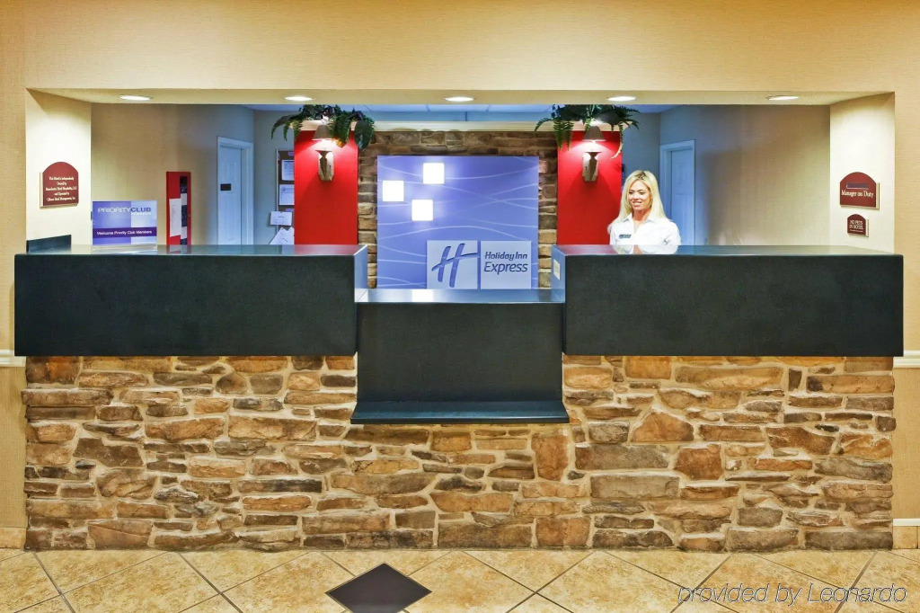 Holiday Inn Express & Suites Manchester by IHG