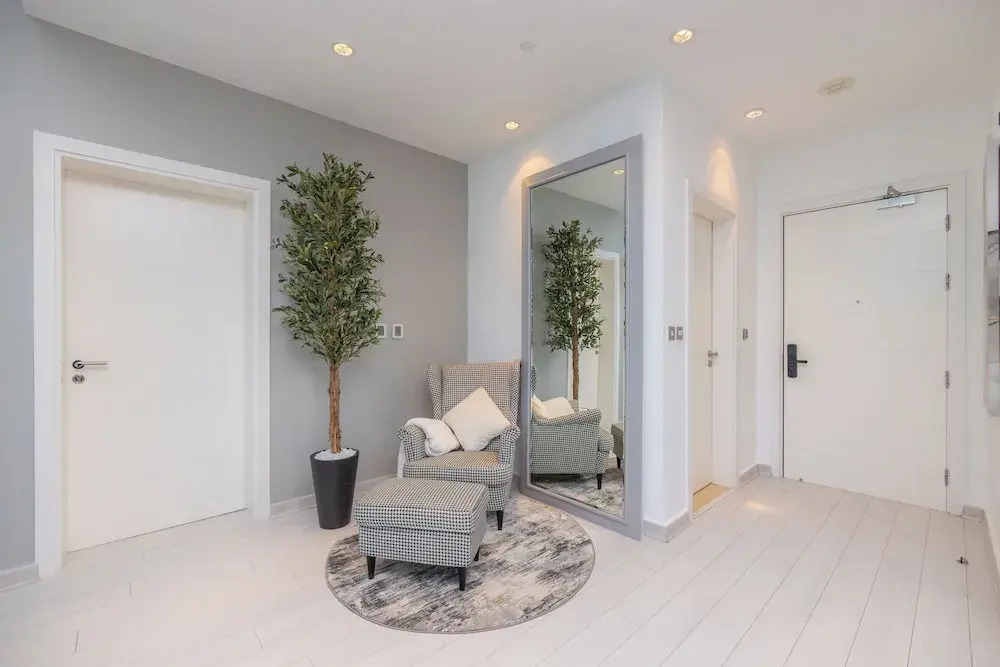 WelHome - Oceanfront Elegance 1BR Apt With Palm Sea Views