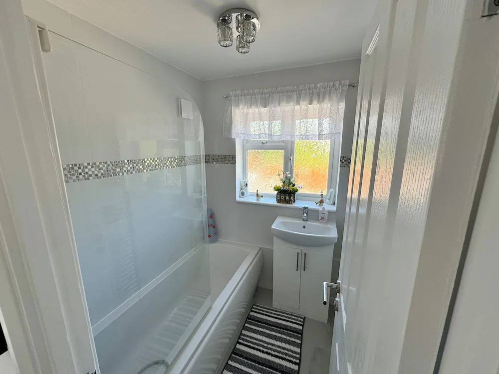 Modern 3-bed Hideaway Near Westgate With Parking