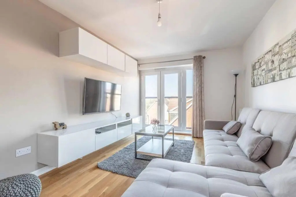 2 Bed & 2 Bath Modern Apartment - Free Parking
