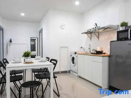 P1 Silom Pan large room full kitchen WIFI 4-6pax