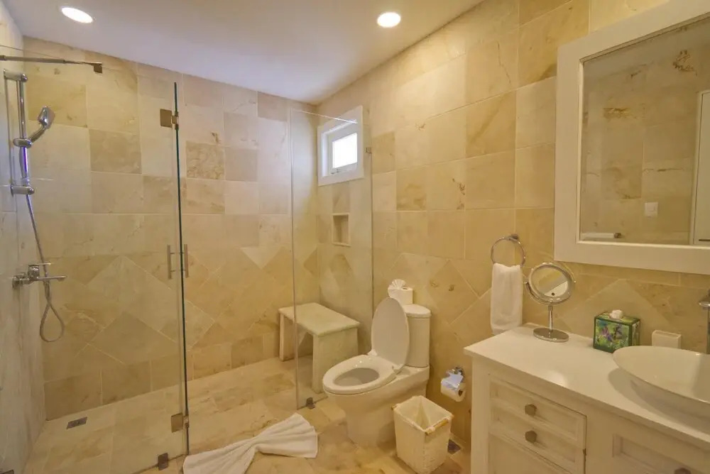 Fantastic 8-bedroom Golf-front Mansion Near the Beach
