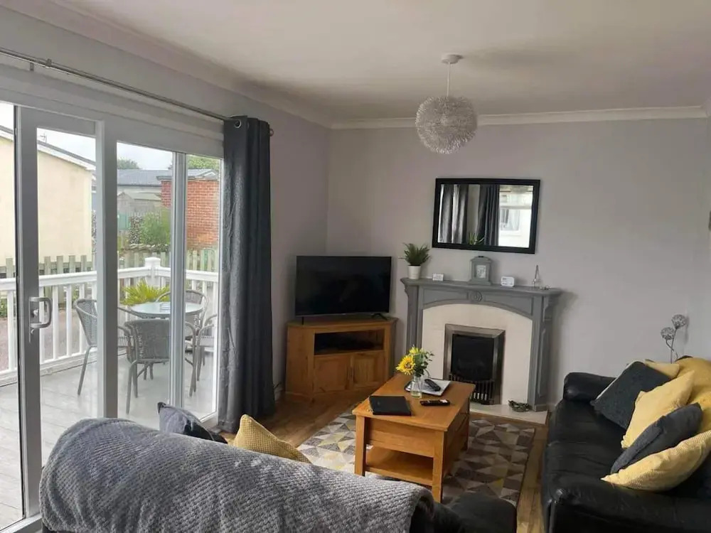 Seasideescape-2br-sleeps4-parking-petsok-fireplace