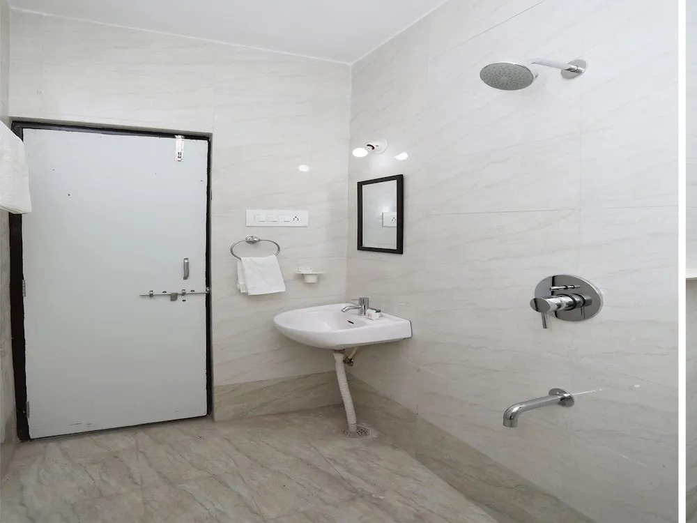 OYO 10064 Home Bright 3BHK Gulabh Bagh
