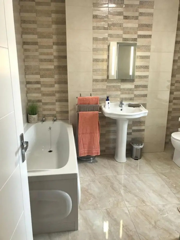 5 Guests - Helens House Derry City Centre - 3 Bed