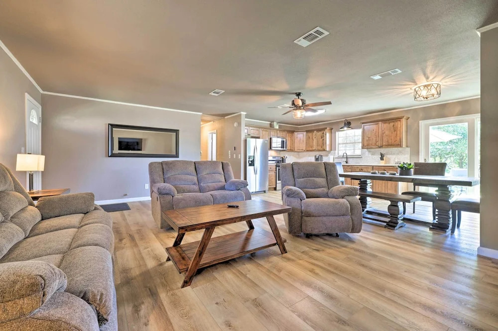 Quiet Haven w/ Hot Tub, 4 Mi to Canyon Lake!