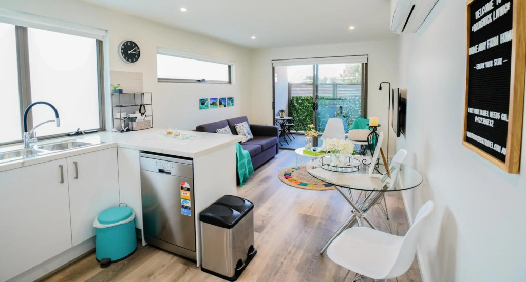 U101 Brunswick Living First Floor Balcony Close to APT and CBD Free Wifi Tram at Doorstep