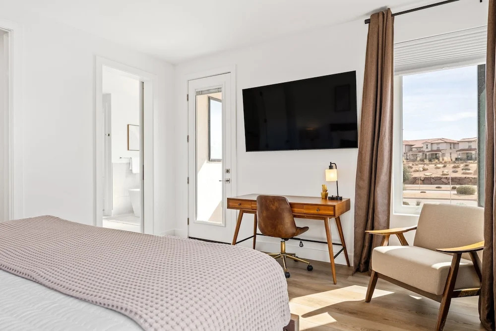 A Sapphire Sunset 5 Bedroom Townhouse