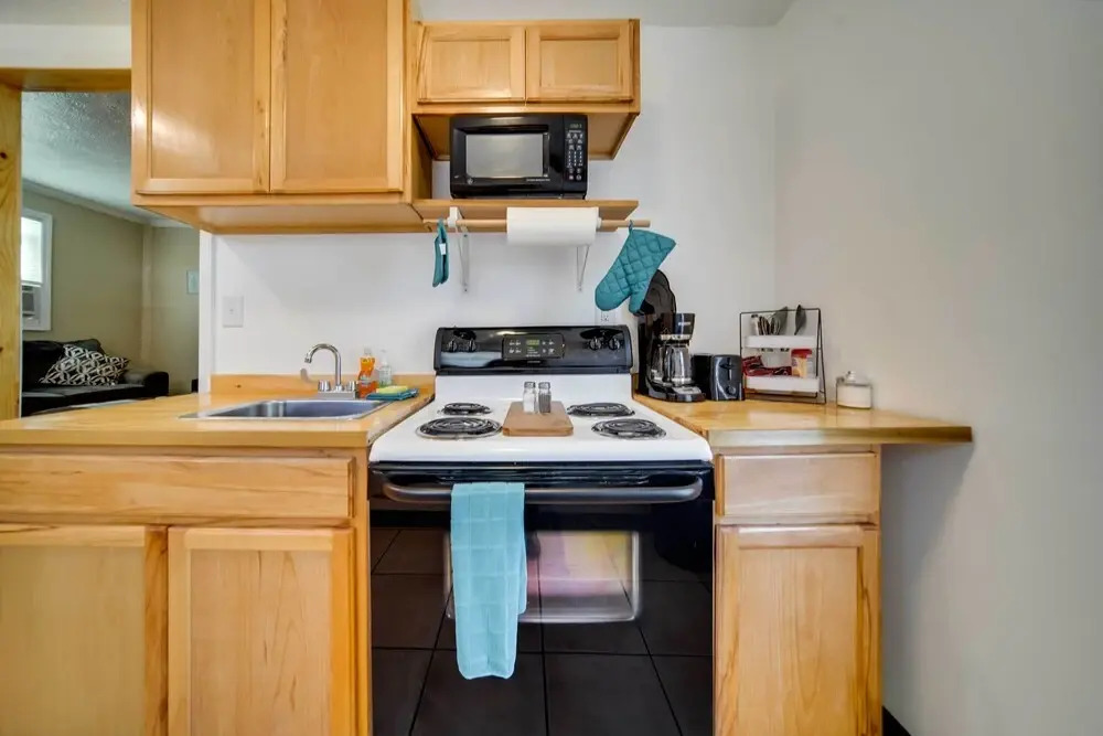Geneva Cottage w/ Patio - Walk to Park, Lake Erie!
