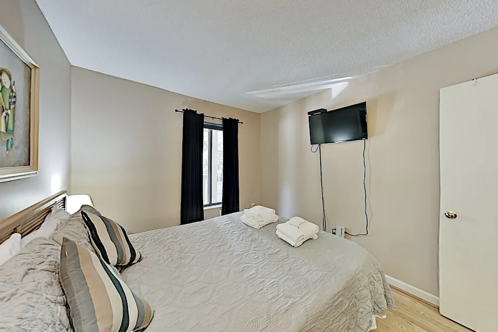 Poolside , Steps From The Beach! 1 Bedroom Condo
