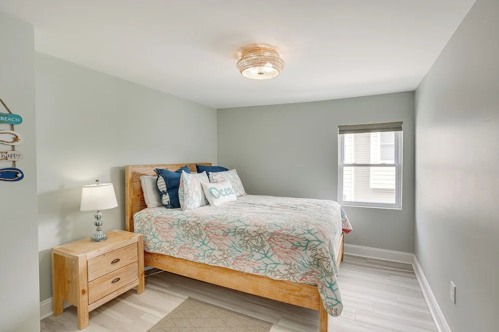 Wildwood Home w/ Deck - Walk to Beach + Boardwalk!