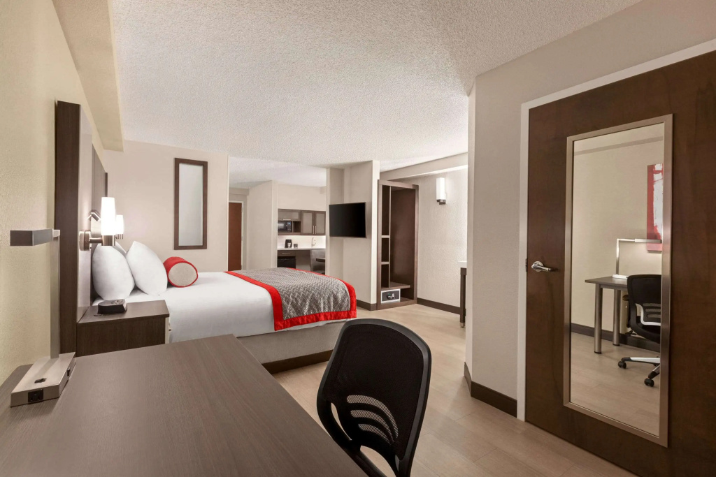 Ramada by Wyndham Suites Orlando Airport- Free Airport Shuttle