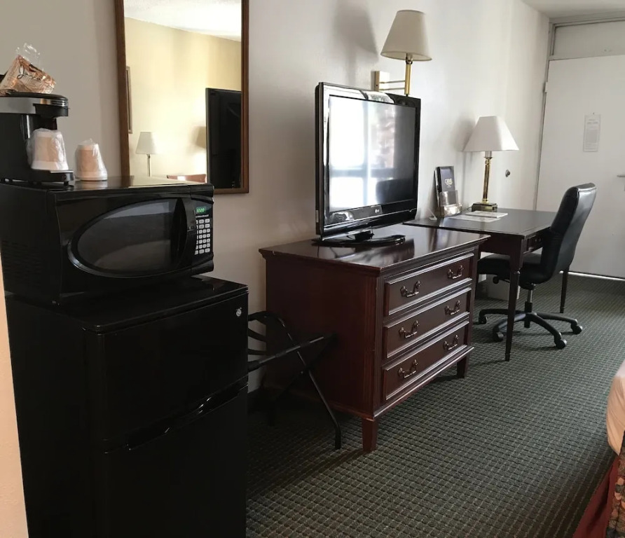 Carmel Inn & Suites