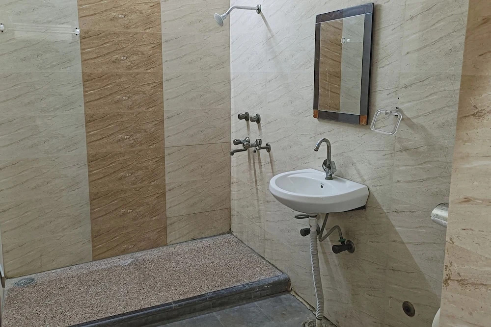 Hotel Shree Sai Dham Near New Delhi Railway Station, Paharganj