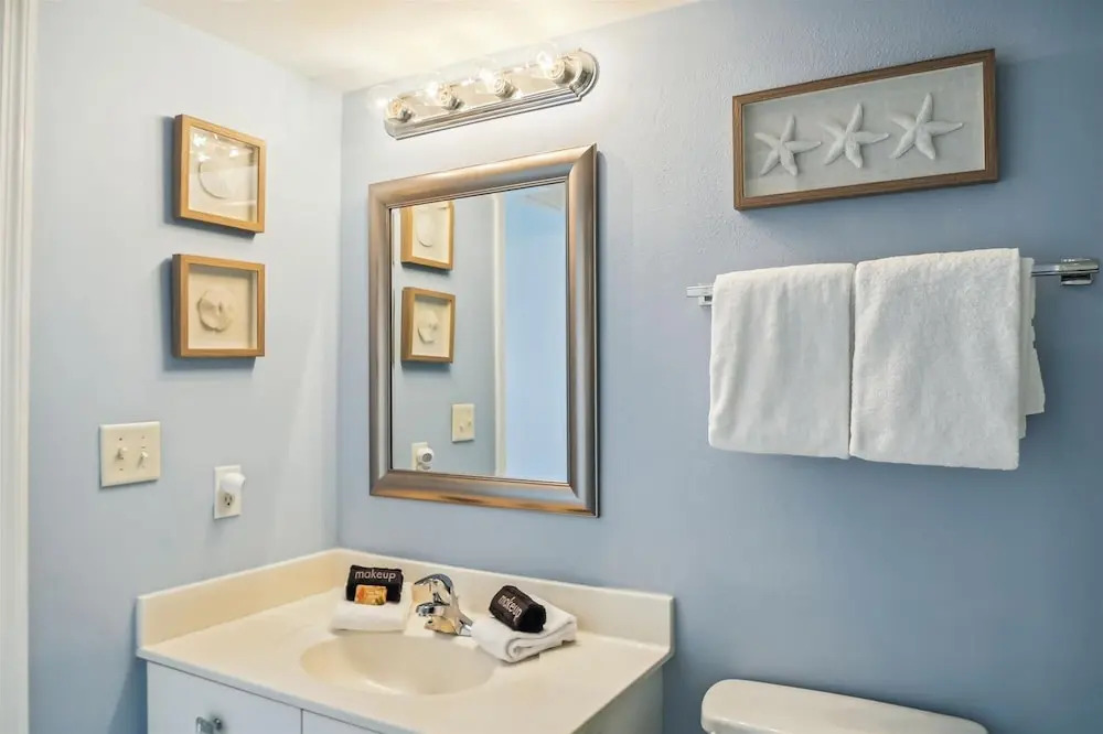 Recently renovated 2 bedroom/2 bath on 7th floor! by RedAwning