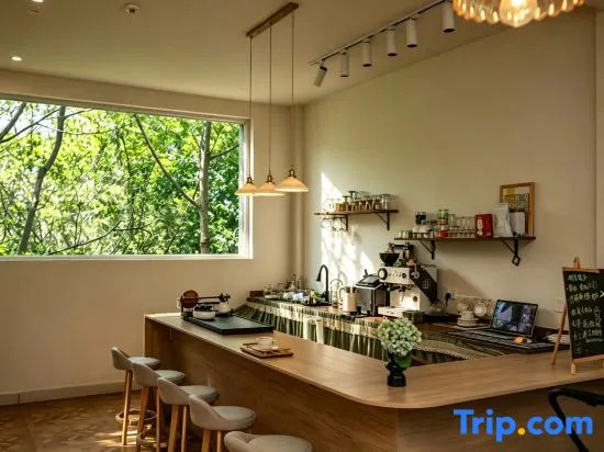 Qingqing Yuye Homestay (Dali Erhai S-Bay Ecological Corridor Store)