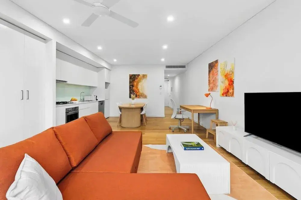 Central Art-filled 2 Beds With Balcony Aircon