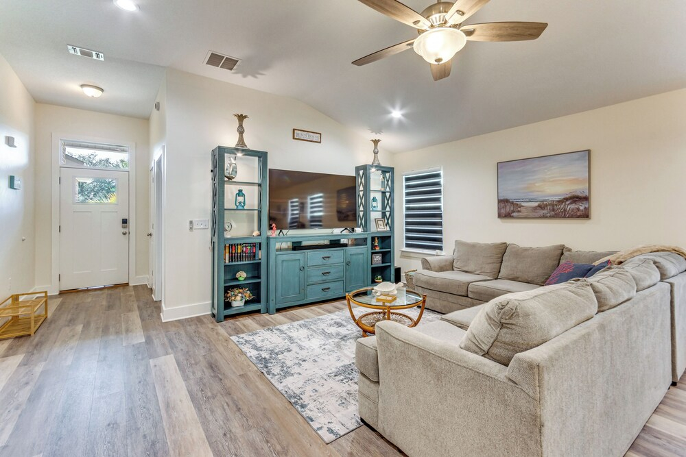 < 2 Mi to Navarre Beach: Group Home w/ Deck + Bar