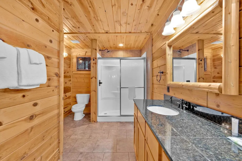 3 BDR Log Cabin in Cozy Resort w/ Private Hot Tub