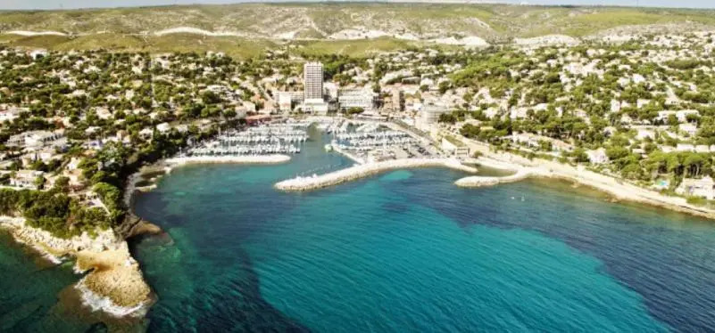 grand studio terrasse de standing vue mer et village