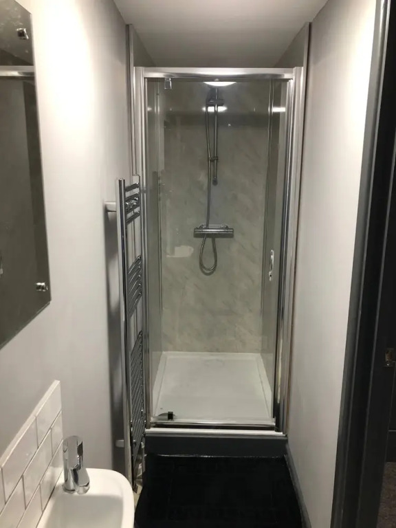 Room in House - Private En-suite Room In Town, Close To Hospital