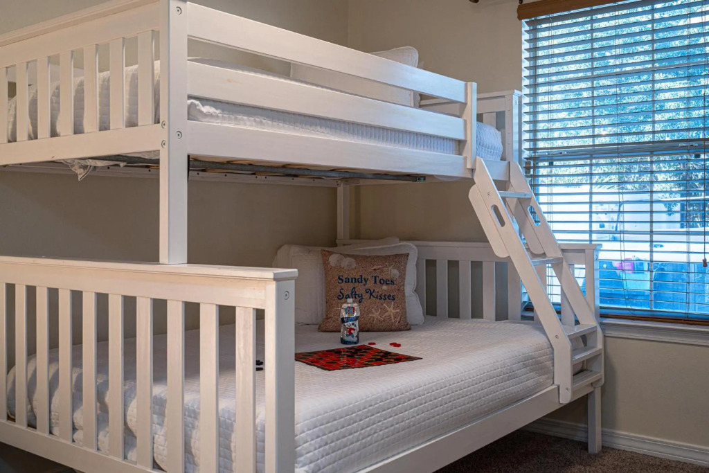 Pet friendly! Modern beach house with private heated pool-7 min walk to private beach access