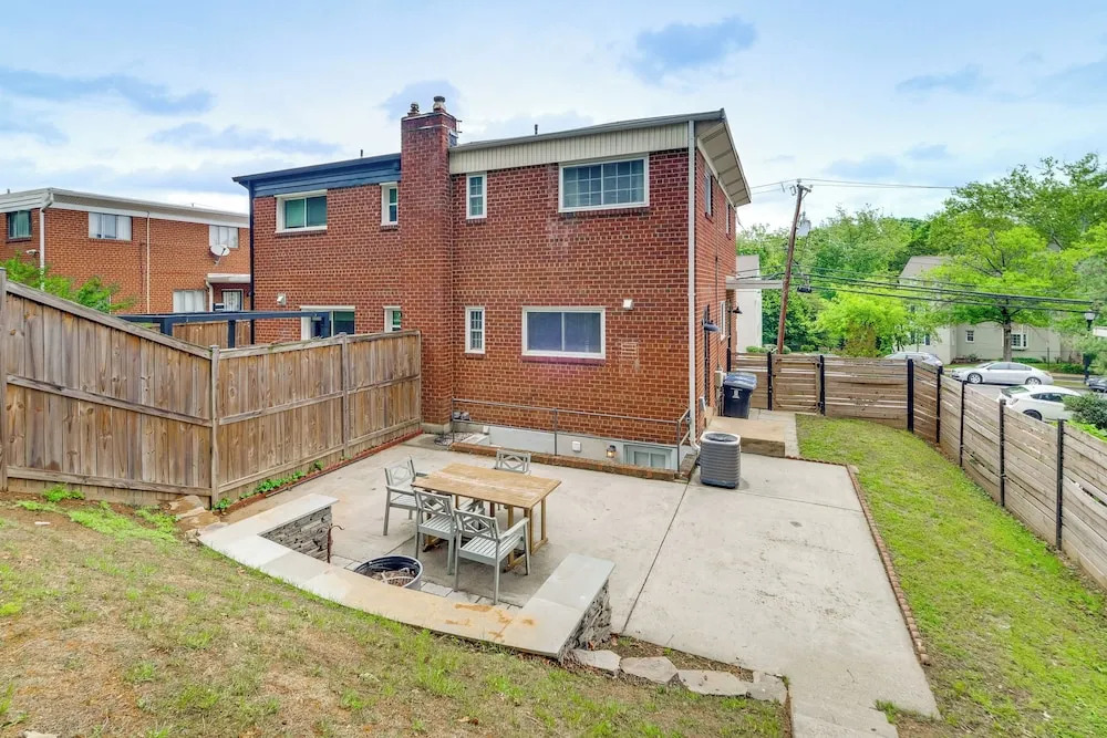 Arlington Townhome w/ Furnished Patio!