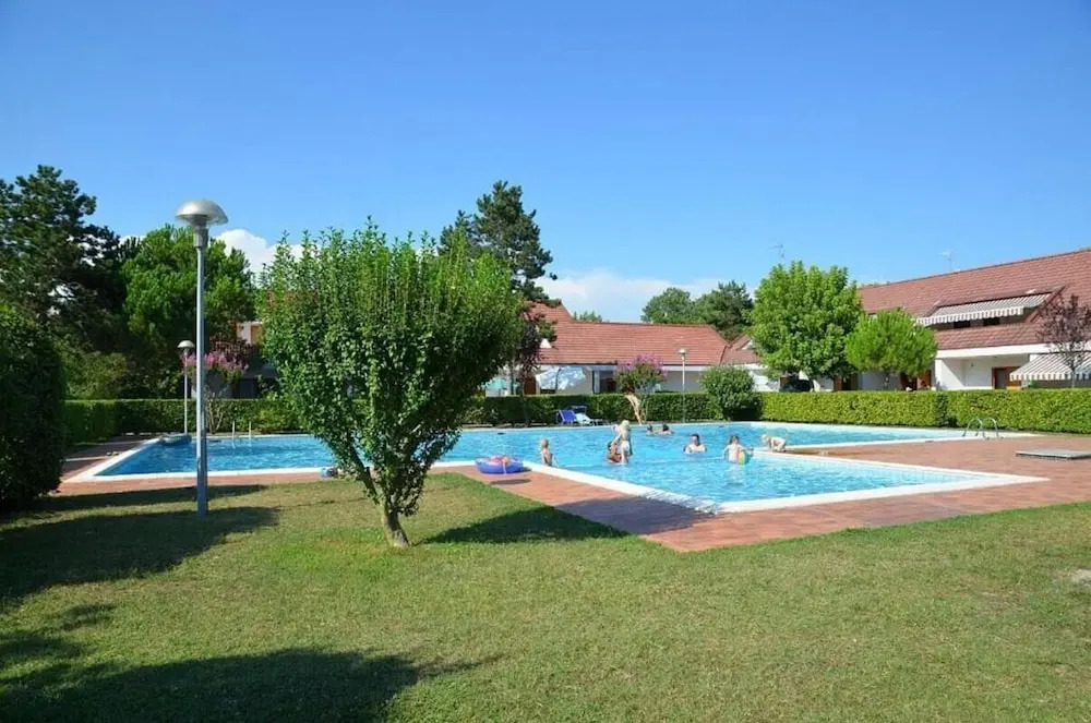 Cozy one bedroom apartment with pool and AC