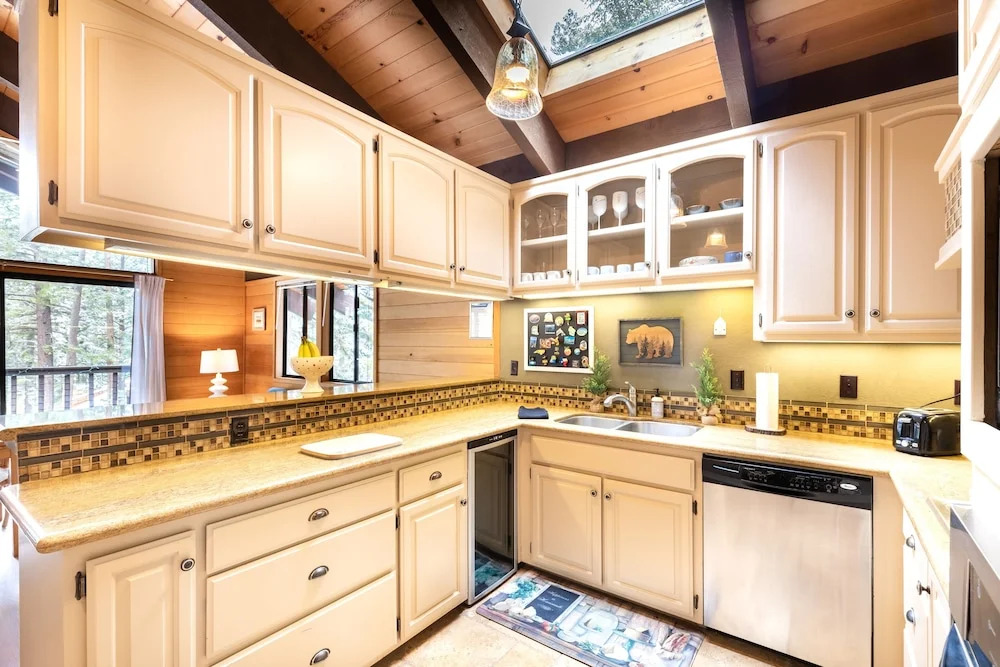 Beautiful 3-Bedroom Contemporary Mountain Home in Northstar by RedAwning Save 10% on 3 Nights, 15% on 5 Nights!