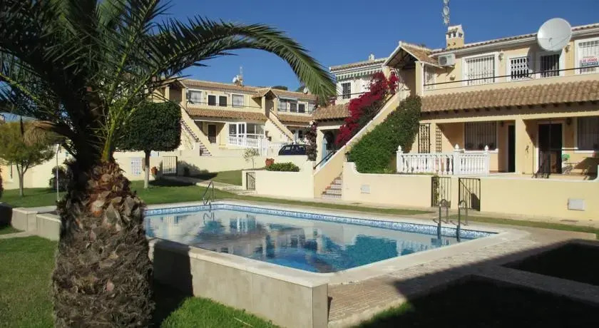 Stylish Poolside Retreat Near Villamartin Plaza - Casa Fre