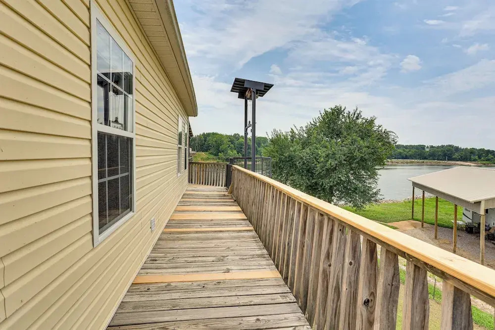 Tennessee River Retreat: Multi-level Deck & Views