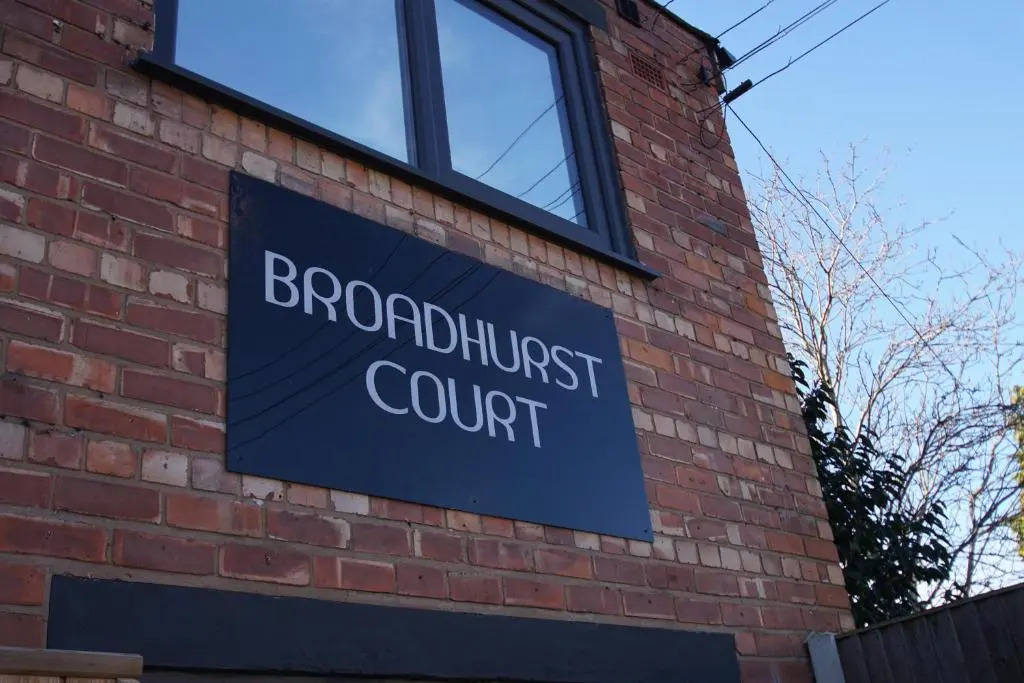 Air Host and Stay - Apartment 4 Broadhurst Court sleeps 4 minutes from town centre