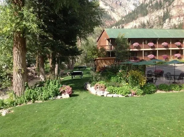 The River's Edge Motel Lodge & Resort