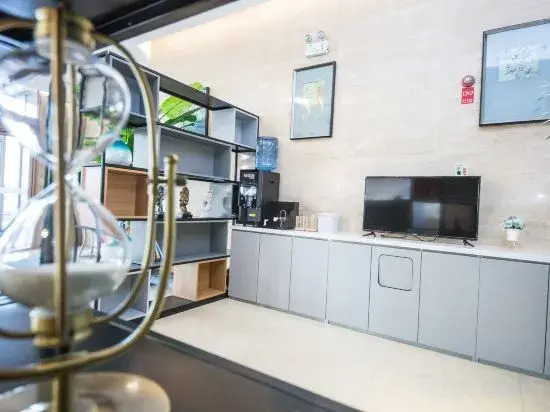 Jiatai Chain Business Hotel (Zhuanghe High-speed Railway Station)