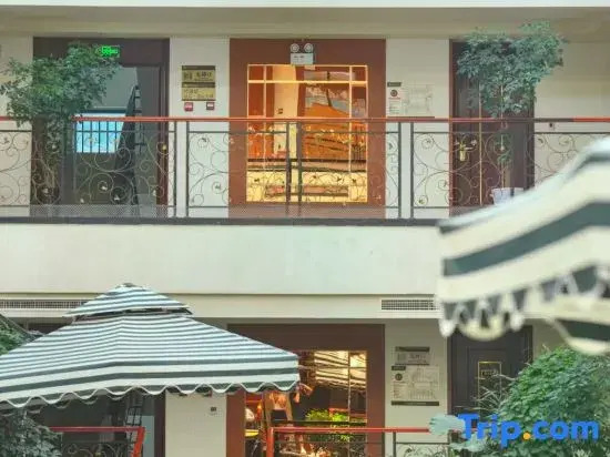 Yifeng Hotel (Wenli College Honghe Campus Store)