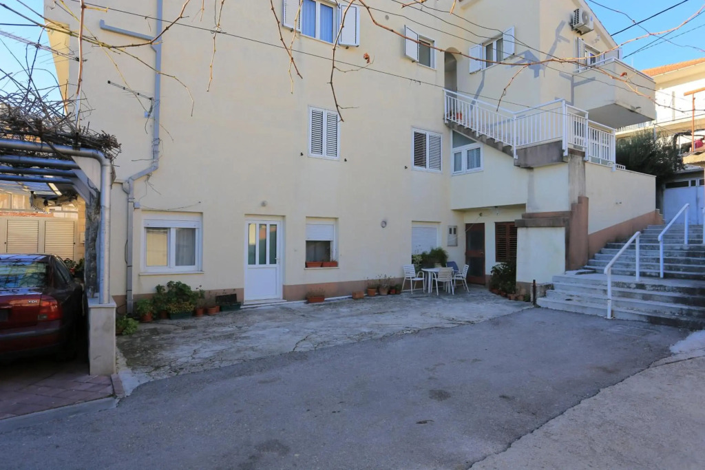 Apartments with a parking space Split - 19039