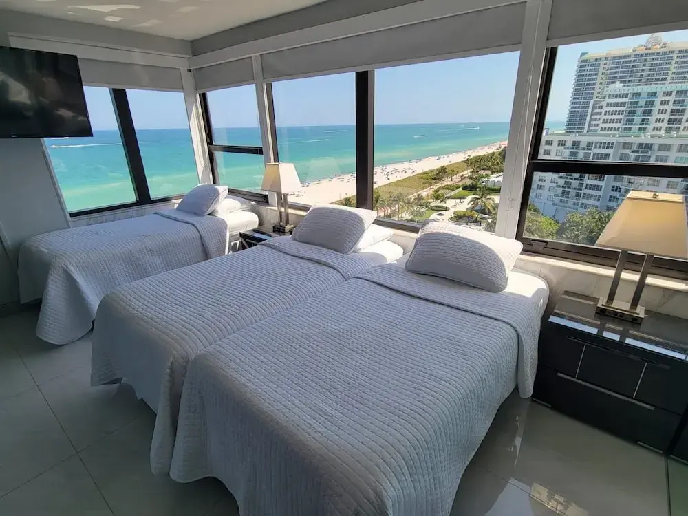 Alexander 1401 3 Bedroom Apts by RedAwning