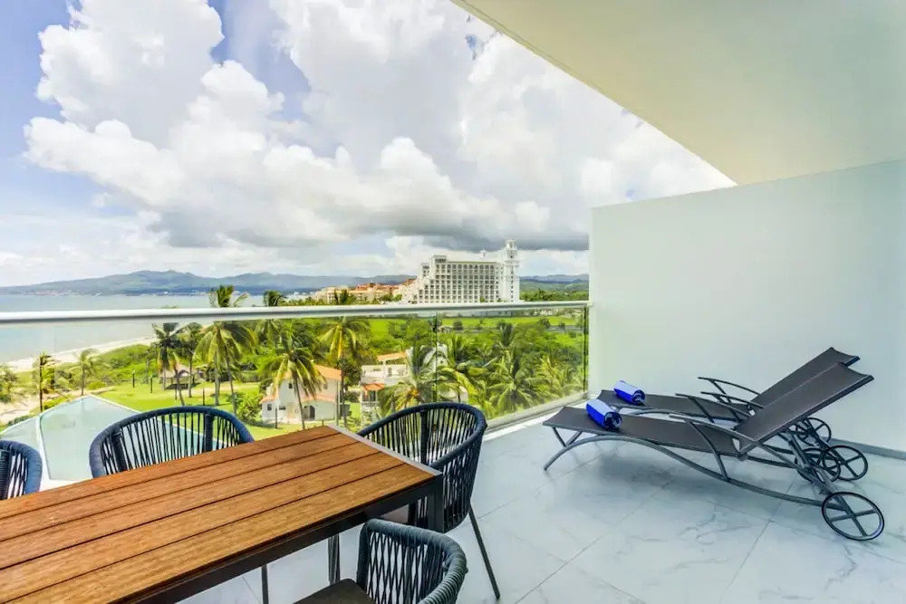 NEW Beachfront Marítima Condos 2 Pools