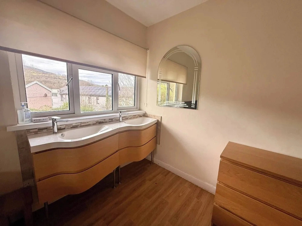 Spacious House Sleeps 10 -near Bikepark Wales -central -parking