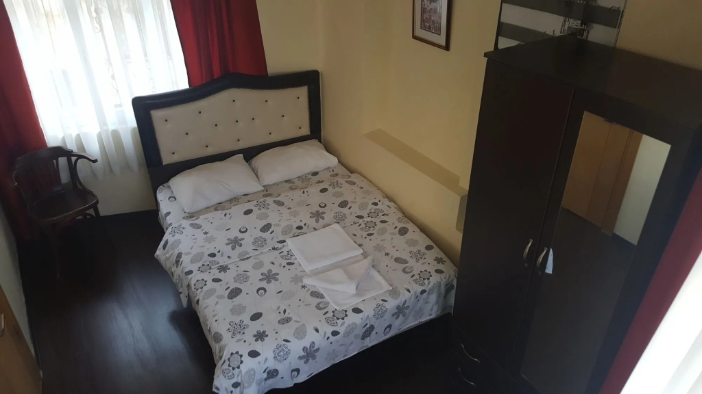 Metropolis Hostel & Guest House