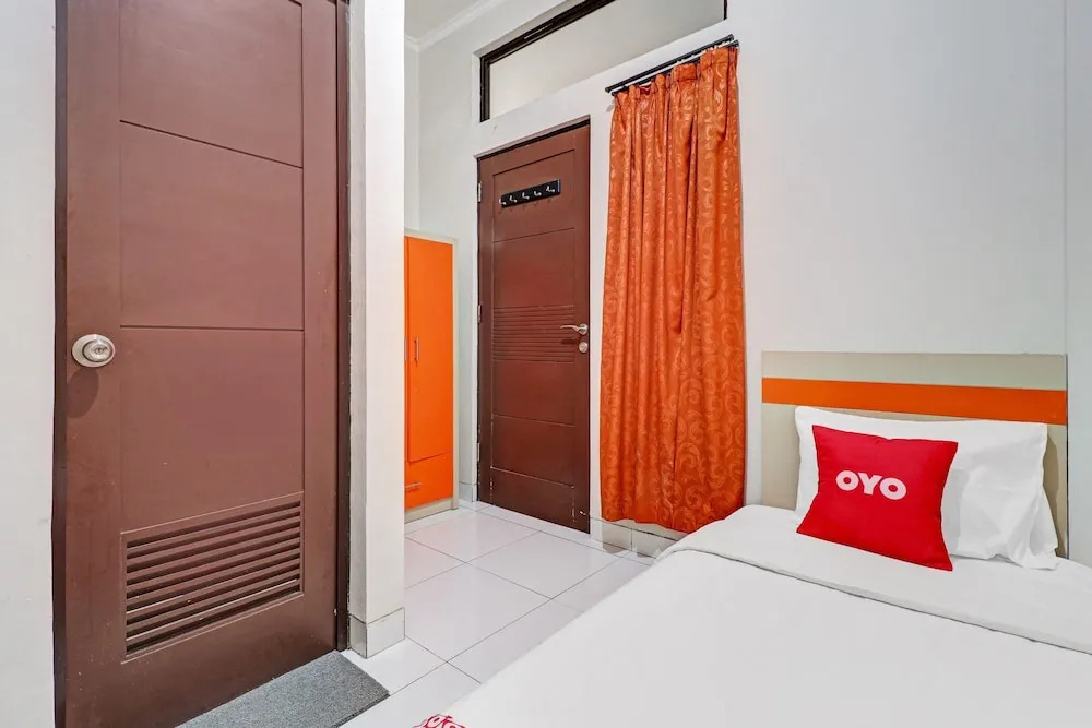 OYO 90452 Pillow Inn