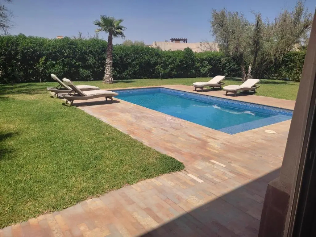 Villa isolée 4 façades avec piscine