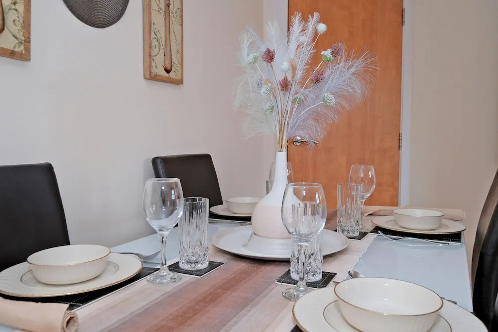 Riverview-2br-sleeps4-citycentre-parking-fastwifi