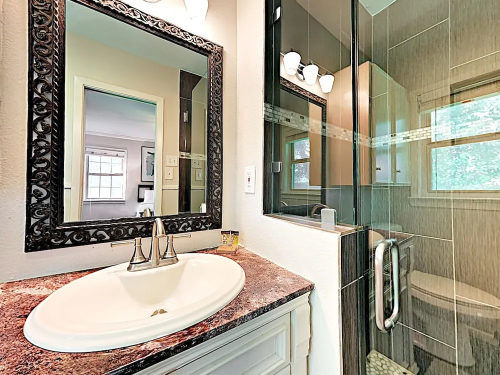 3BR 2BA Remodeled Rosedale House by RedAwning