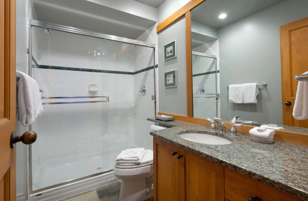 Beautifully Renovated, Fantastic Views Ski in out 3 Beds - Mountain Star