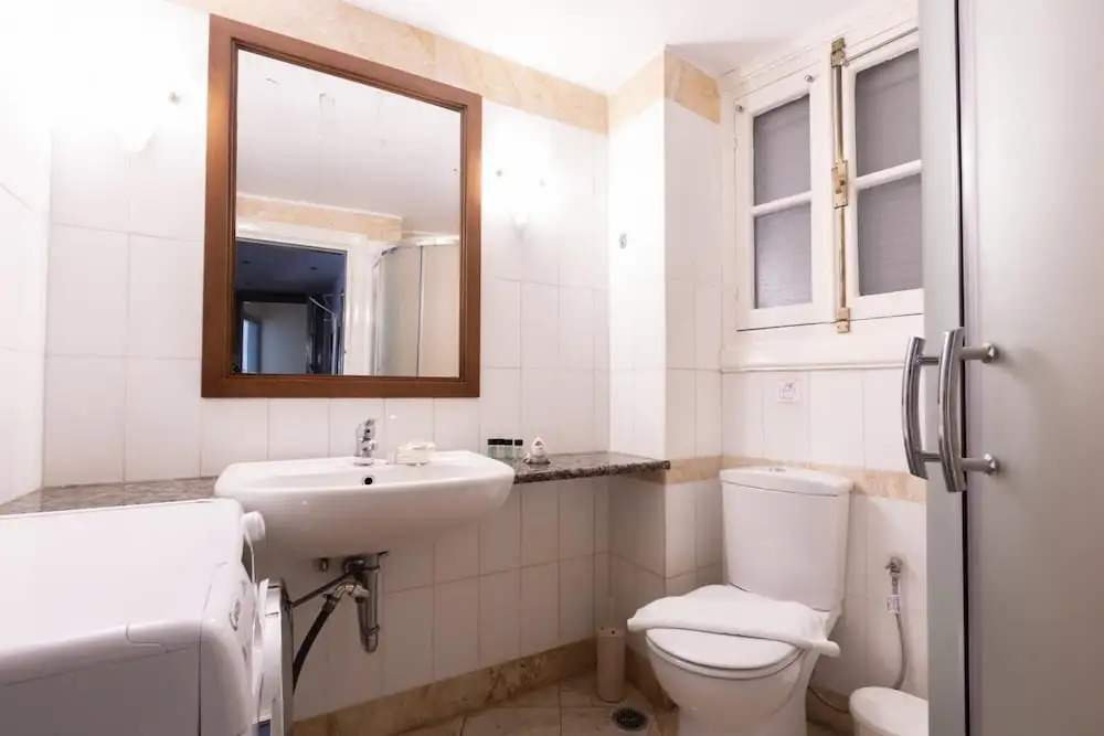 Ideal 4 bdr Apartment in Plaka for 10