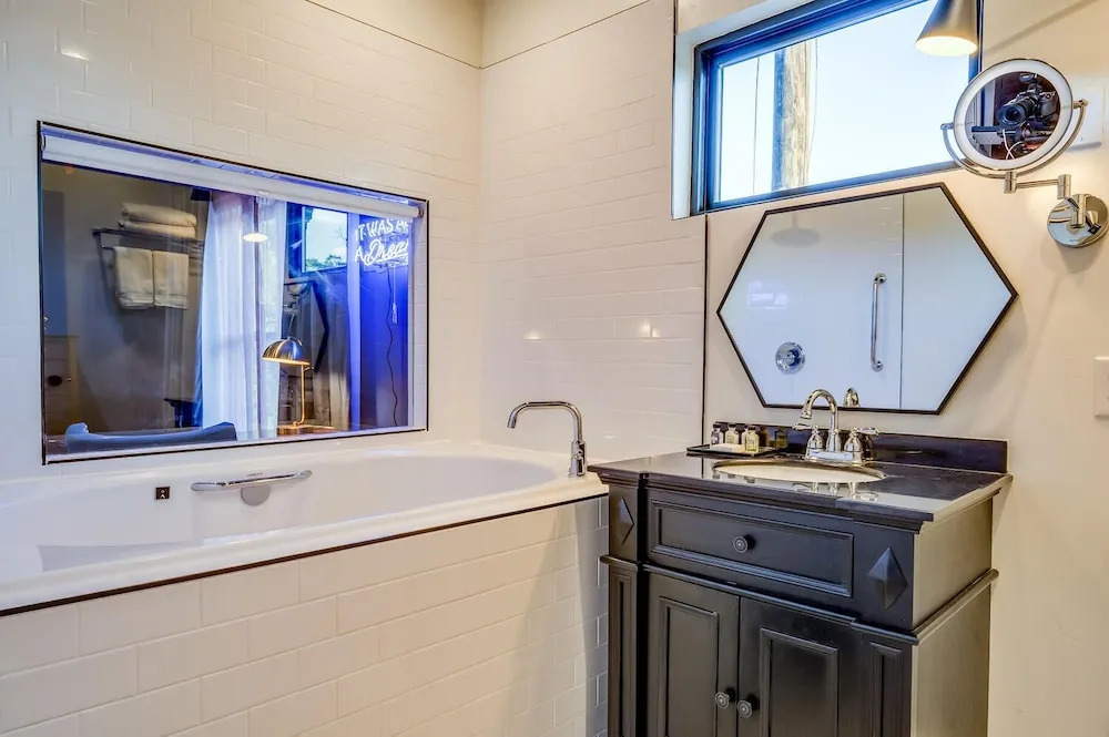 7 Private Suites Sleeps 25 Walkable to DT!
