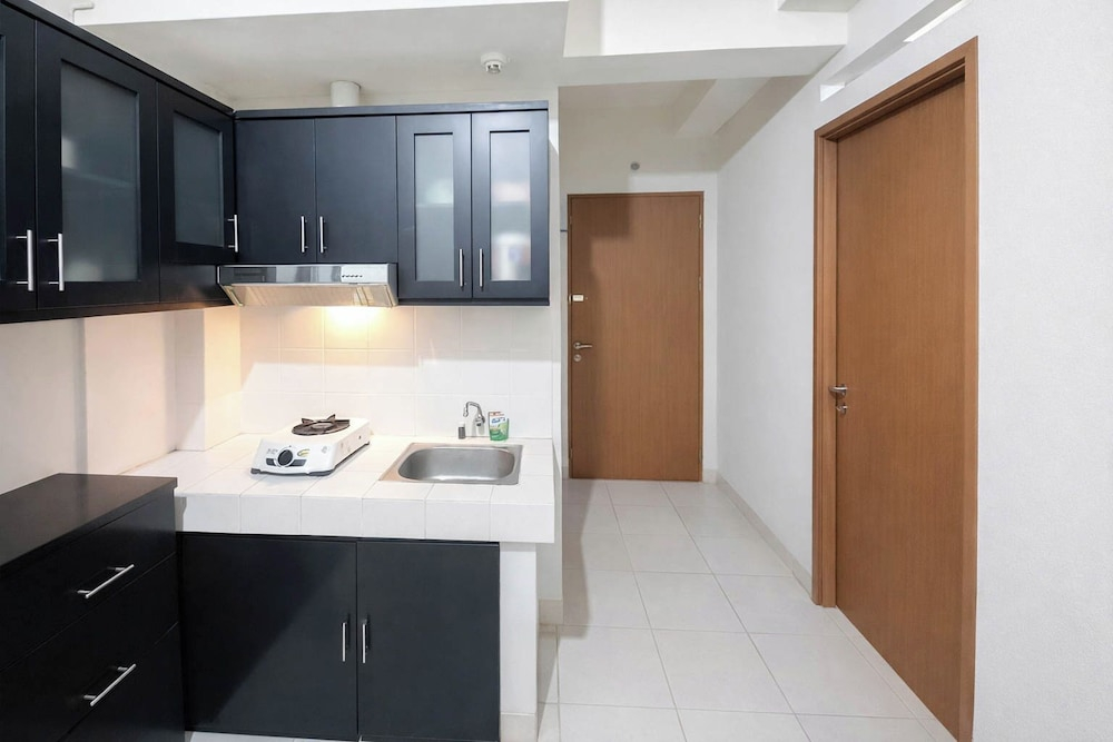 Homelike And Minimalist 2Br At Apartment Pinewood