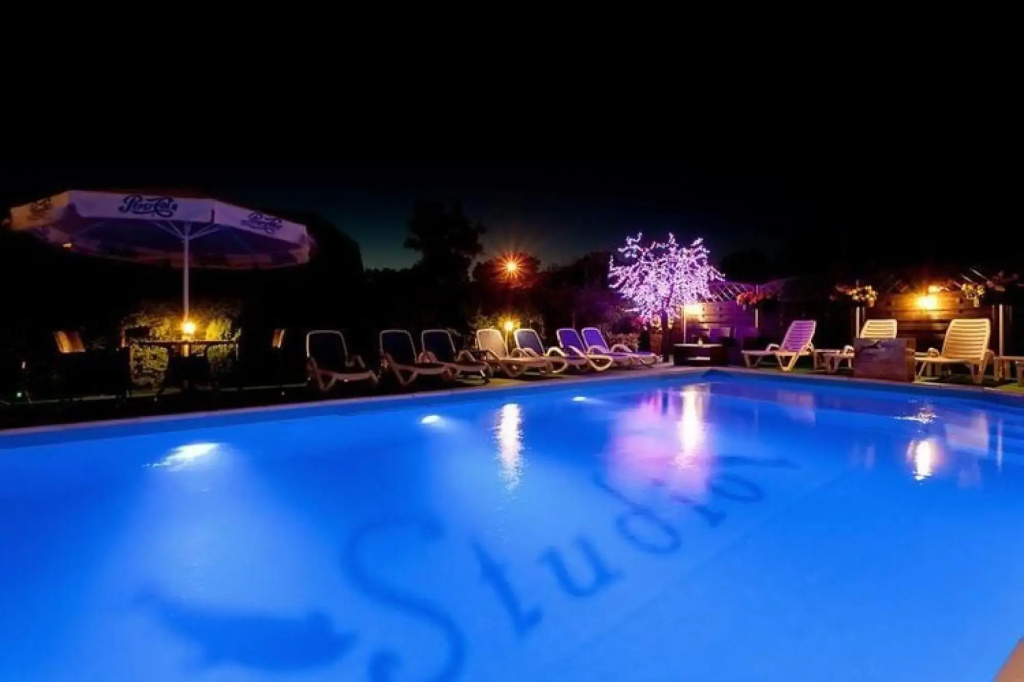 Comfortable 2-bedroom holiday apartment, pool, close to the beach, Rewal